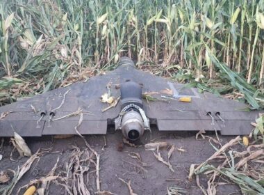 ukraine recovers russia's undamaged geran-3 jet kamikaze drone carrying camera live-link equipment (video) · post russian jet-powered lying cornfield after being recovered intact 16 2025 реактивний дрон-камікадзе герань-3 вересня року