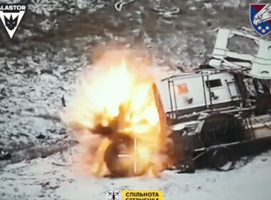 A drone operated by Ukraine’s ALASTOR special unit, part of the 25th Separate Airborne Brigade, strikes two Russian soldiers hiding inside the wreckage of military equipment in Pokrovsk. Donetsk Oblast, January 2025. Source: Sternenko.