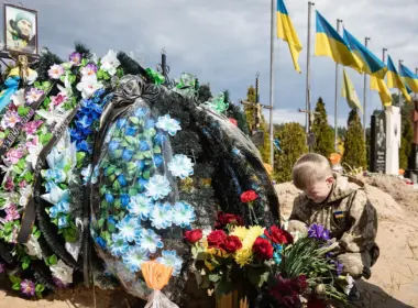 A child cries at a grave in Irpin after its liberation from Russian occupation. 1 May 2022. Photo: Mykhailo Palinchak