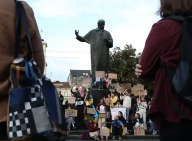 Protesters demand Mykhailo Fedorov is reinstated as defense minister in Lviv. Photo: Solomia Stanovych