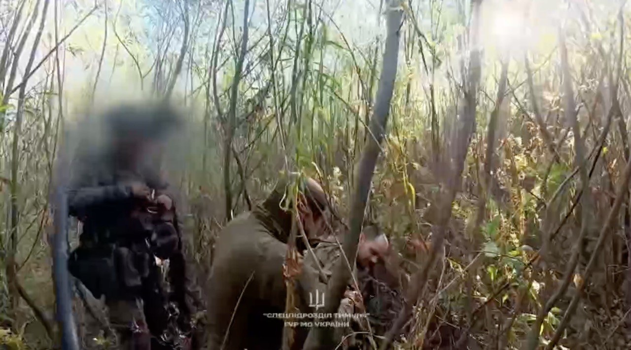 Ukrainian Bratstvo Battalion fighters capture a Russian serviceman on the dried-up bed of the Kakhovka Reservoir during counter-sabotage operations. October 2026. Screenshot: Defense Intelligence of Ukraine/Telegram